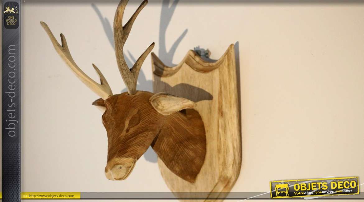 Tête de cerf en forme de trophée sculptée sur bois