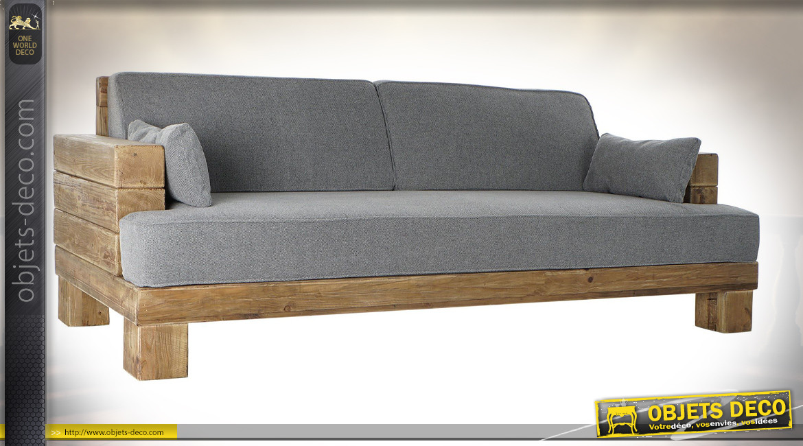 Canapé en bois recyclé finition naturelle, assise et dossier en tissu finition gris clair ambiance chalet, 224cm