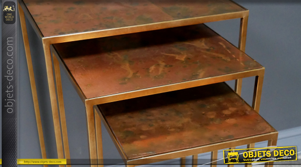 Série de 3 tables gigognes en métal avec plateaux finitions cuivrées vieillies, de style industrialo chic, 70cm