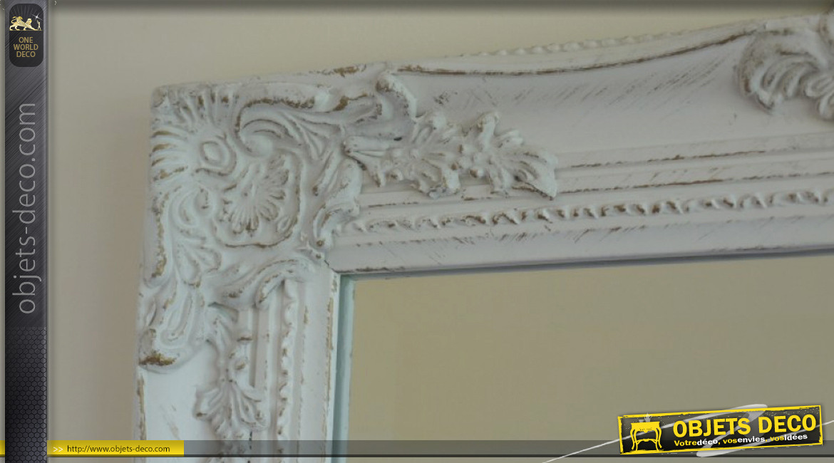 Miroir en résine et bois de style baroque, finition blanc ancien et reflets dorés, ambiance chic, 130cm