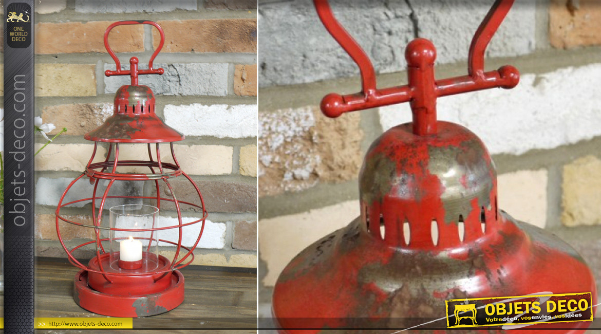 Lanterne en métal finition rouge vieilli avec traces oxydées, cylindre de verre et large anse, 47cm