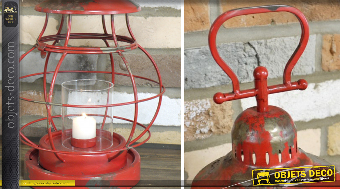 Lanterne en métal finition rouge vieilli avec traces oxydées, cylindre de verre et large anse, 47cm