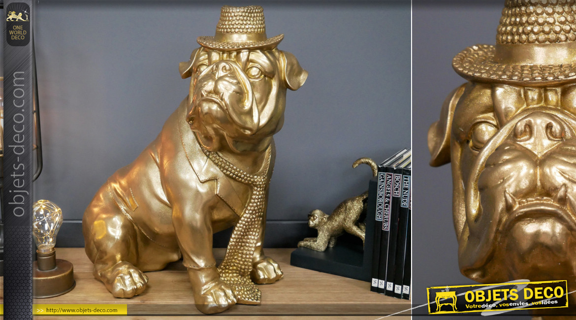 Sculpture en résine d'un bulldog en costume de soirée, finition doré ancien, ambiance chic originale, 44cm
