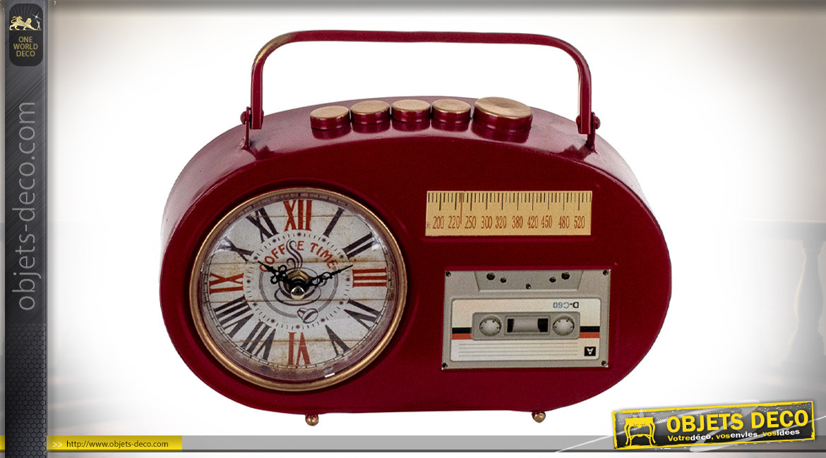 Vieille radio type transistor en métal avec cadran d'horloge intégré, finition rouge ancien, 26cm