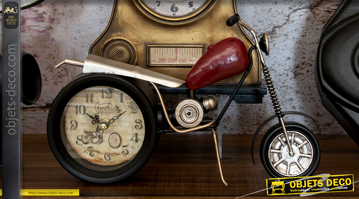 Replique d'une moto en métal avec cadran d'horloge dans la roue arrière,  couleurs usées, 29cm