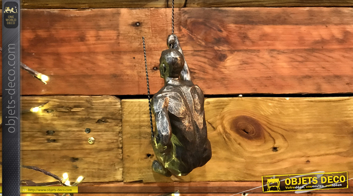 Représentation d'un escaladeur suspendu à une corde, en résine et métal, finition vieux bronze, 20cm
