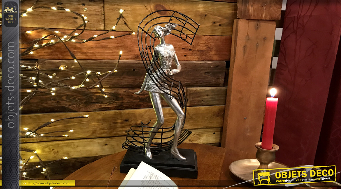 Statuette trophée d'une jeune fille qui danse au milieu d'une portée de musique, en métal et résine argentée, 43cm