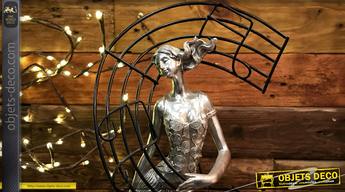 Statuette trophée d'une jeune fille qui danse au milieu d'une portée de musique, en métal et résine argentée, 43cm