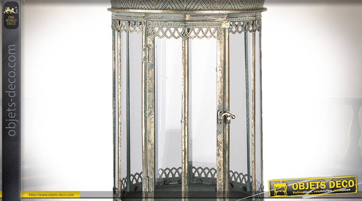 Grande lanterne décorative en métal et verre sur pieds, finition vieilli patiné doré, Ø34cm / 103cm
