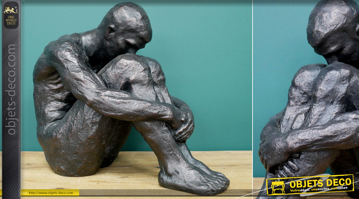 Sculpture d'un homme assis en résine, ambiance contemporaine moderne, finition vieux métal, 40cm