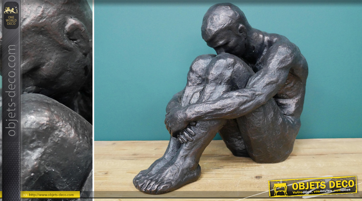 Sculpture d'un homme assis en résine, ambiance contemporaine moderne, finition vieux métal, 40cm