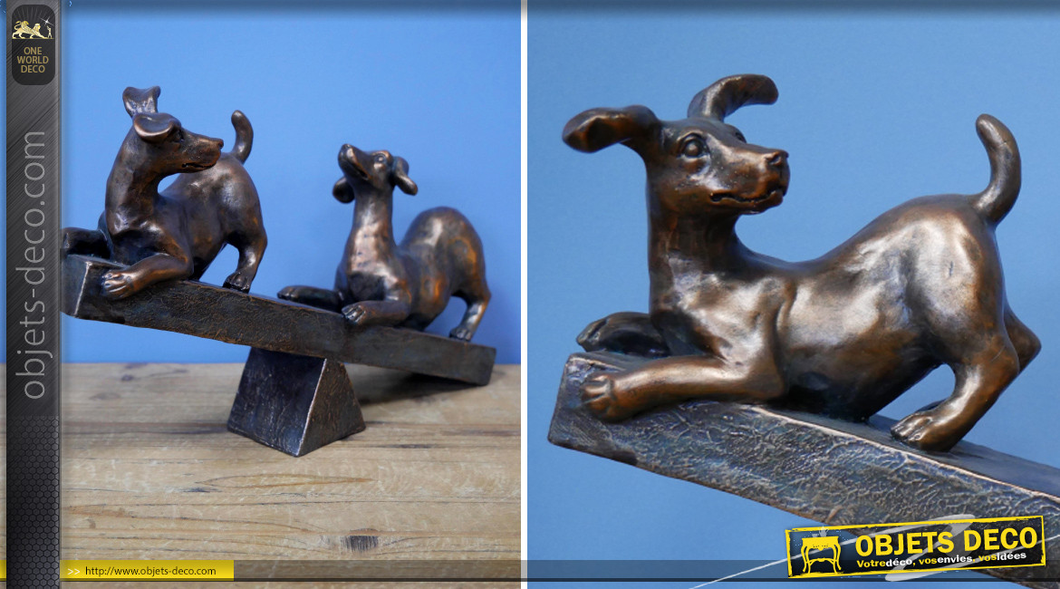 Statuette en résine de deux chiens sur une balançoire, finition métal ancien, 34cm