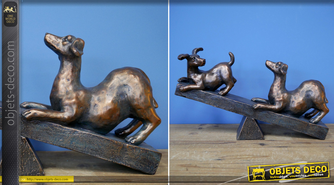 Statuette en résine de deux chiens sur une balançoire, finition métal ancien, 34cm