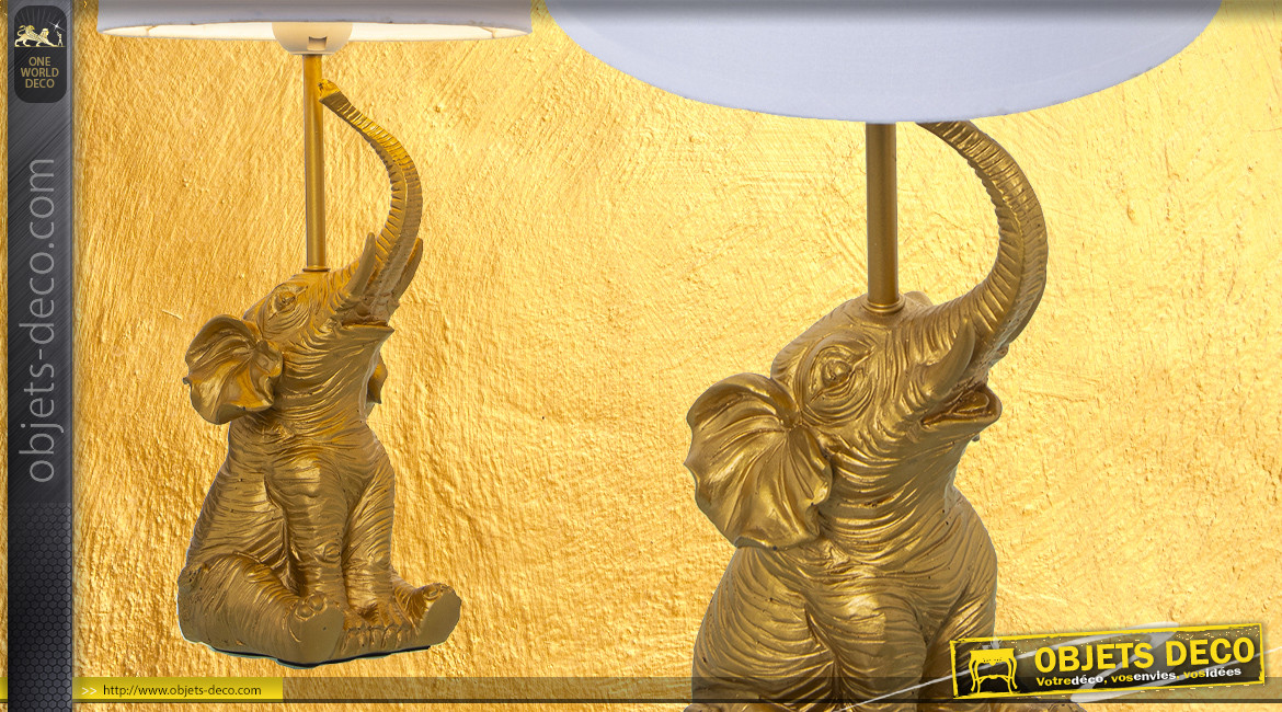 Lampe de salon en résine avec sculpture d'un éléphant dans le pied, finition doré ancien, abat jour blanc, 46cm