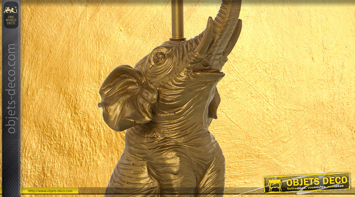 Lampe de salon en résine avec sculpture d'un éléphant dans le pied, finition doré ancien, abat jour blanc, 46cm