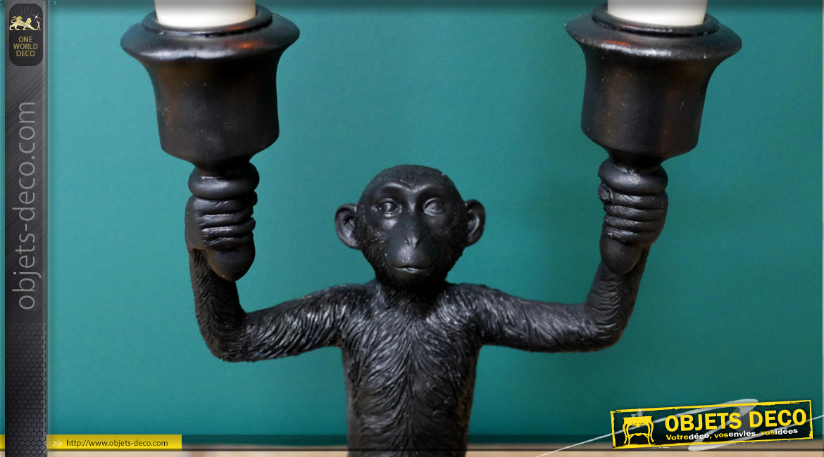 Chandelier original avec un singe tenant les deux chandelles, en résine finition charbon noir, 25cm