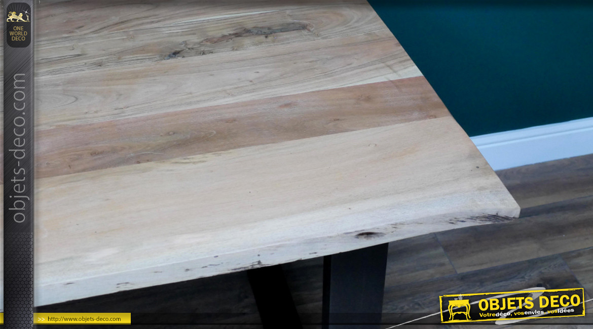 Grande table en bois d'acacia massif avec pieds en acier noir charbon, ambiance moderne épurée, 160cm