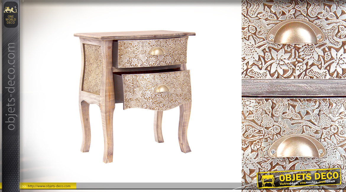 Table de chevet en bois de sapin vieilli blanc, 2 tiroirs habillés d'aluminium argenté à relief, 56cm