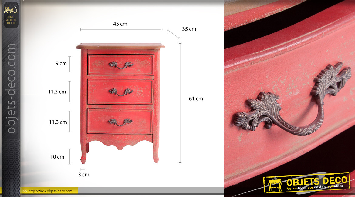 Table de chevet en bois de sapin finition rouge ancien effet vieilli, style classique, 3 tiroirs, 61cm