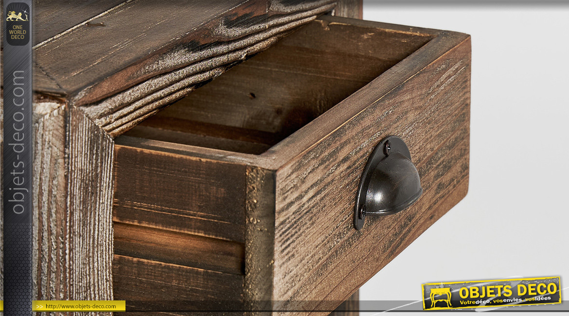 Table de chevet en bois de pin finition vieilli, richement texturé, 1 tiroir, ambiance rustique, 51cm