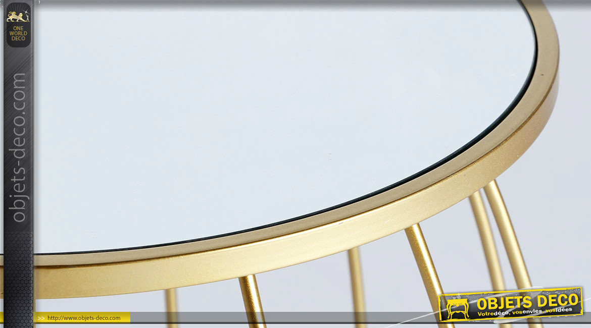 Table d'appoint ronde en métal finition or brossé, plateau en verre miroir, forme de cage dorée, Ø43cm