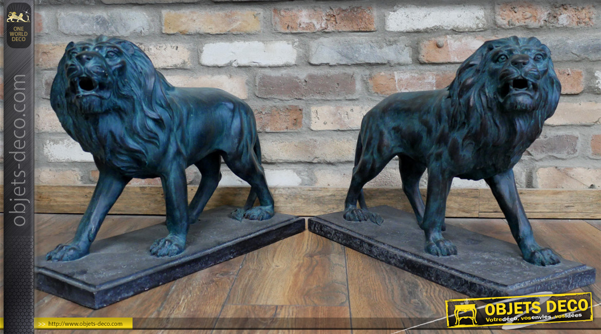 Série de 2 sculptures de lions en résine finition vieux bronze oxydé, ambiance vieille demeure, 55cm