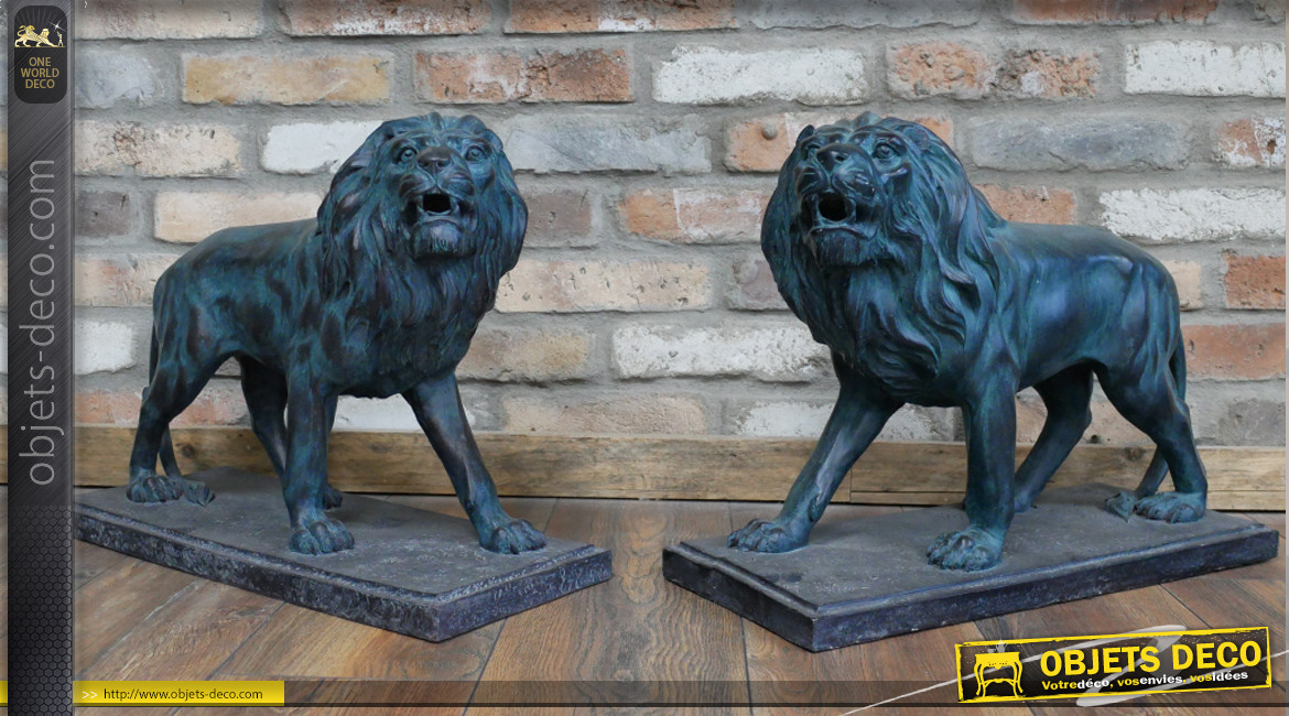 Série de 2 sculptures de lions en résine finition vieux bronze oxydé, ambiance vieille demeure, 55cm