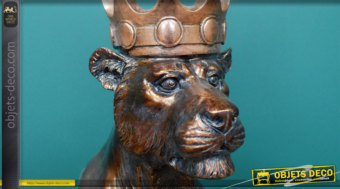 Sculpture de lion en résine sur socle, couronne finition doré ancien, ambiance roi de la savane, 51cm