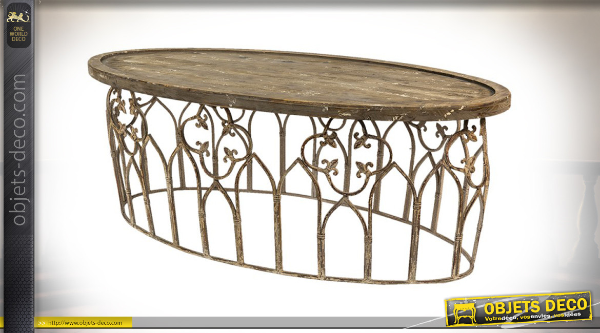 Grande table basse ovale avec piètement en grille oxydée et plateau en bois brut, ambiance vieux jardin, 141cm