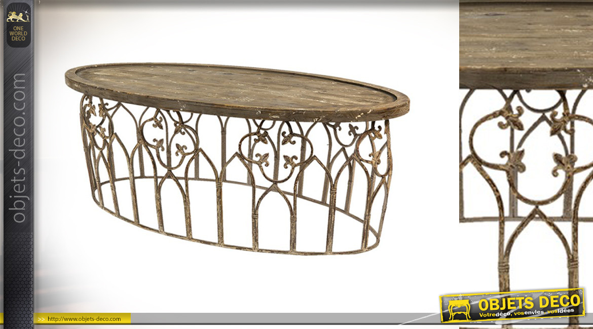Grande table basse ovale avec piètement en grille oxydée et plateau en bois brut, ambiance vieux jardin, 141cm