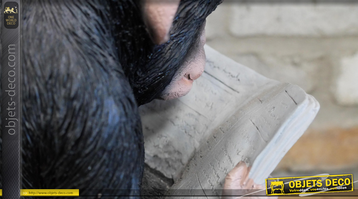 Statuette de singe en résine, assis entrain de lire le journal, ambiance moderne décalée, 28cm