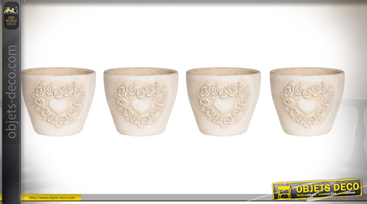 Série de 4 cache-pots en terre cuite avec motifs de roses et coeur central, finition crème antique, Ø17cm