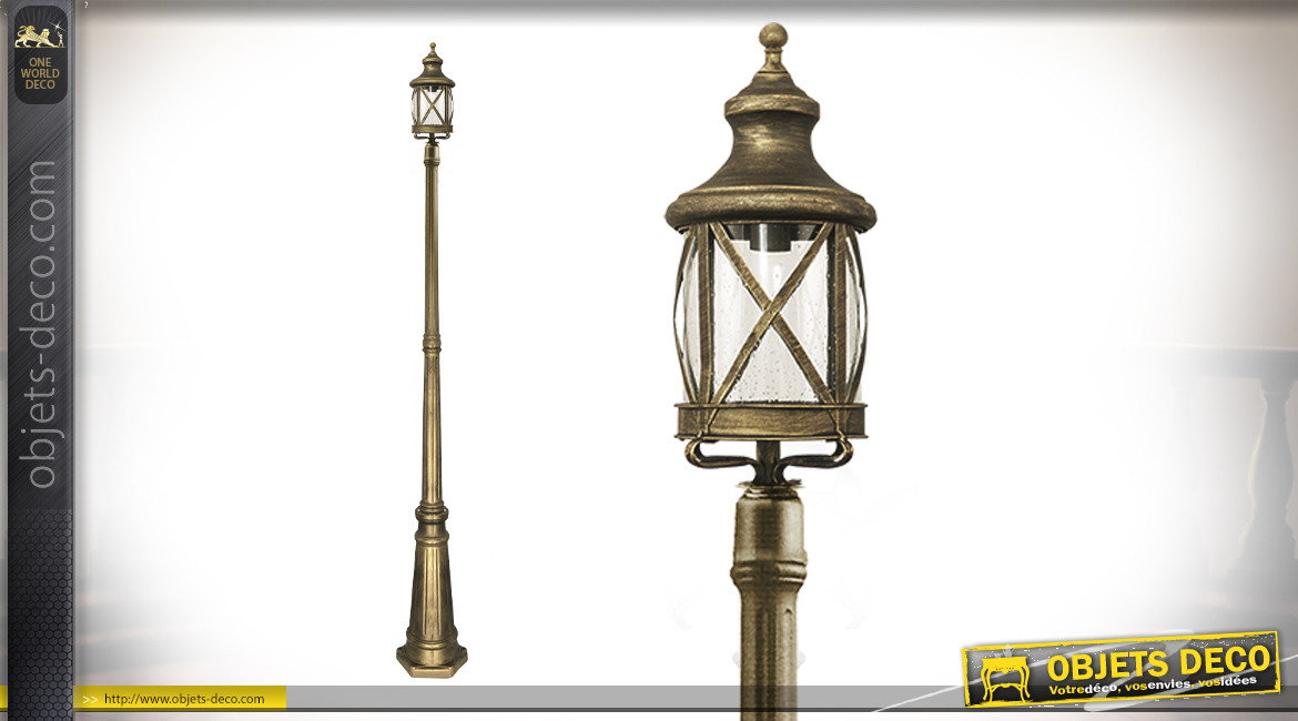 Lampadaire d'extérieur en aluminium finition bronze patiné doré, lanterne haute style vintage, 230cm