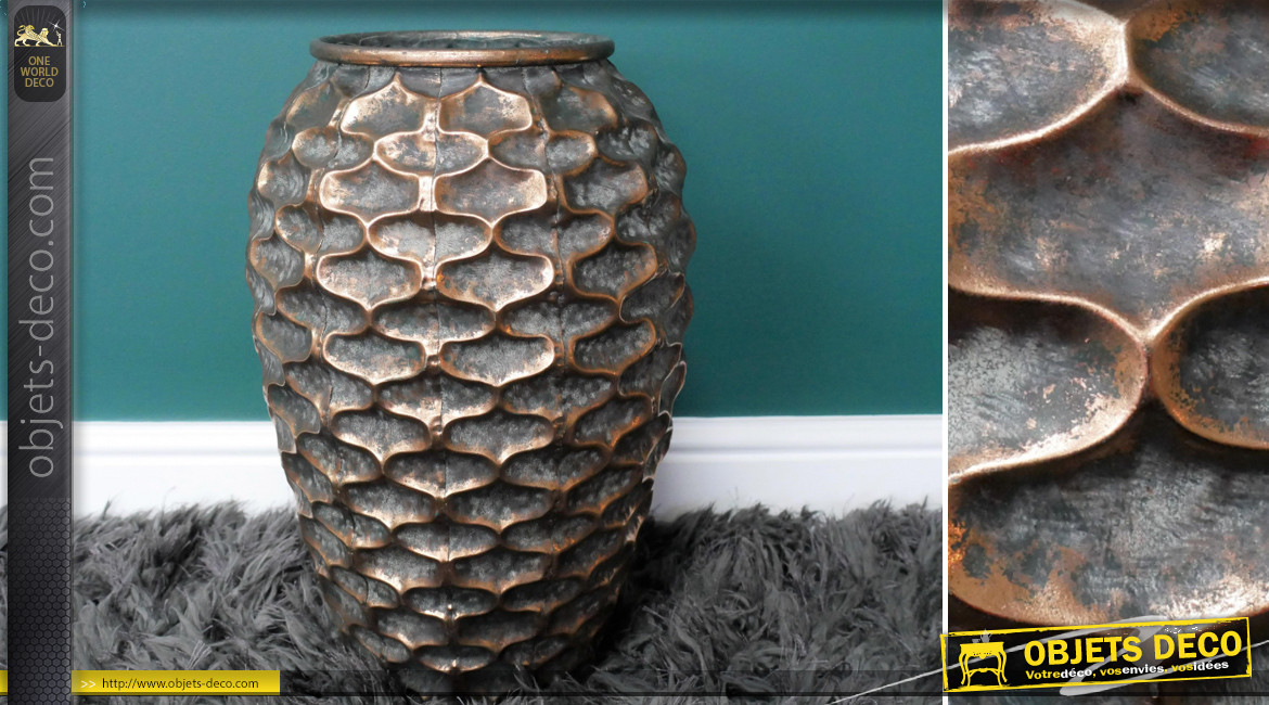 Grand vase en métal finition cuivré vieilli, effet relief en maillons de chaine, ambiance moderne, Ø28cm