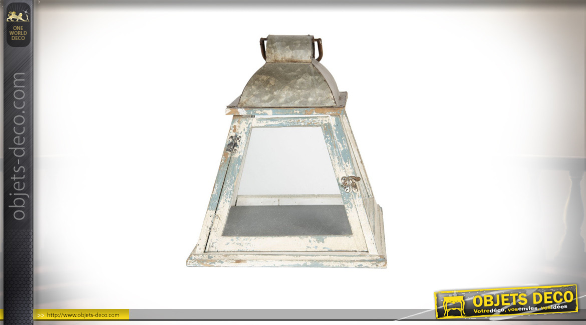 Lanterne pyramidale en bois métal et verre, finition blanc cassé bleuté, chapeau style zinc, 37cm