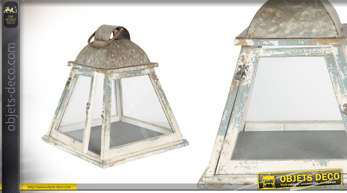 Lanterne pyramidale en bois métal et verre, finition blanc cassé bleuté, chapeau style zinc, 37cm