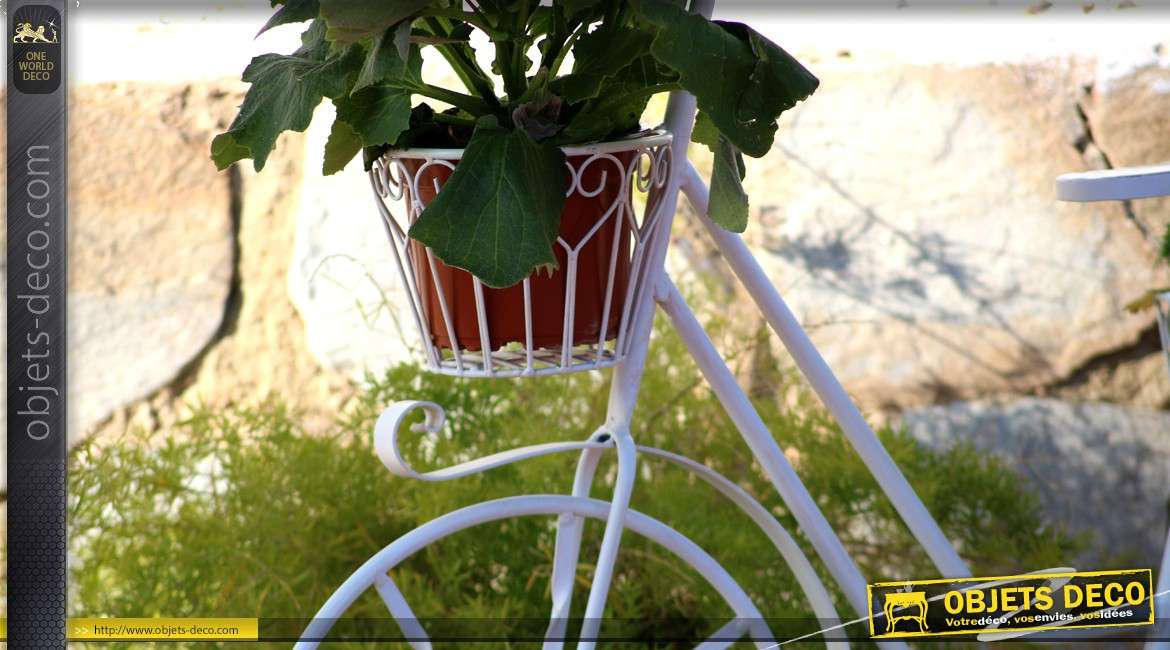 Grand vélo porte-plantes crème antique avec trois bacs à fleurs