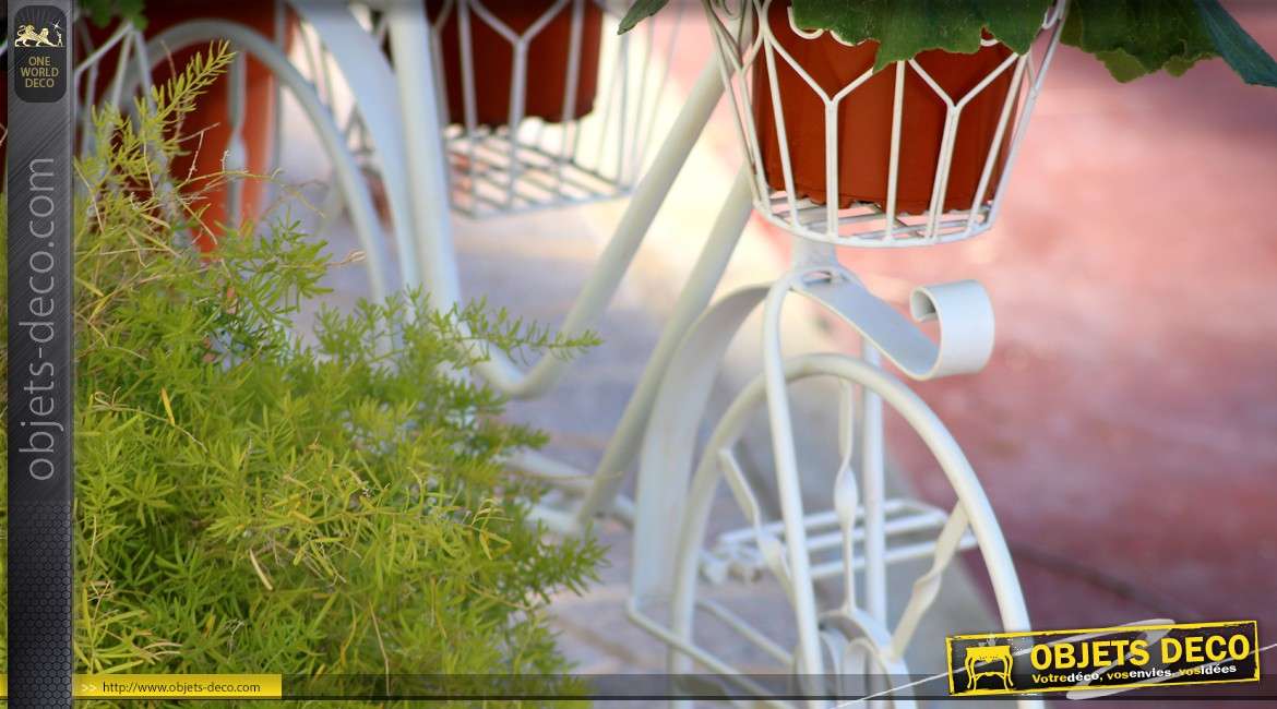 Grand vélo porte-plantes crème antique avec trois bacs à fleurs