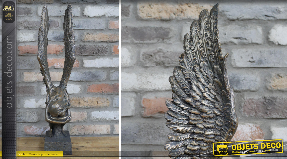 Grande statuette d'ange en résine sur socle, finition gris ciment argenté effet vieilli, 65cm