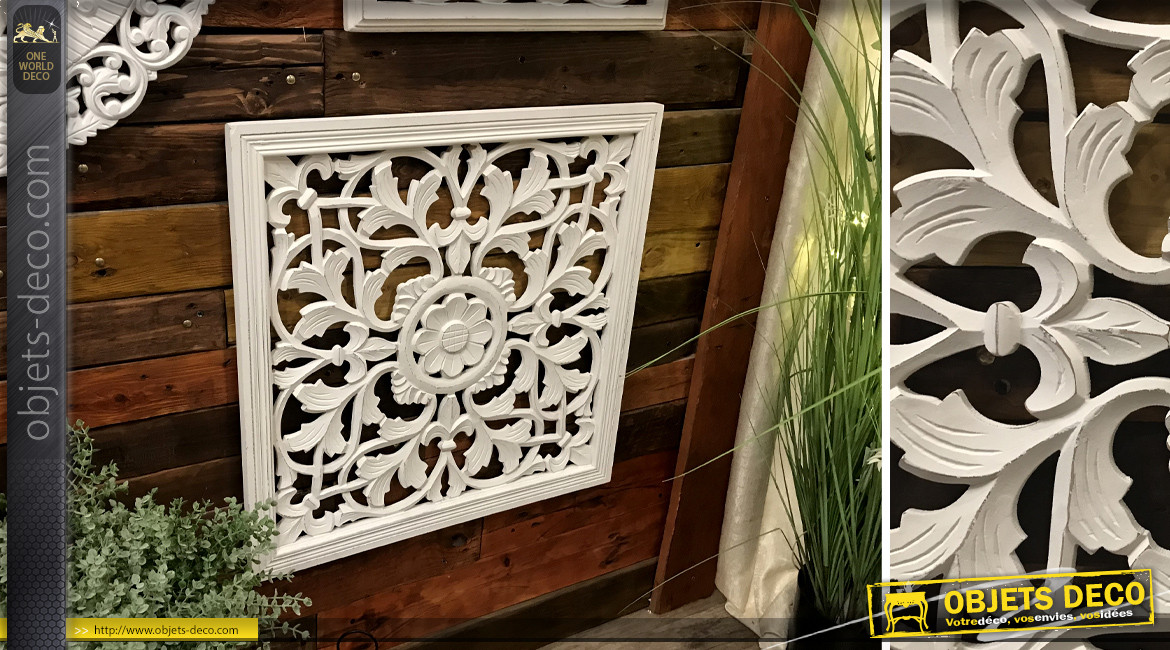 Décoration en bois sculpté de forme carrée, finition blanc ancien avec fleur centrale, 60cm