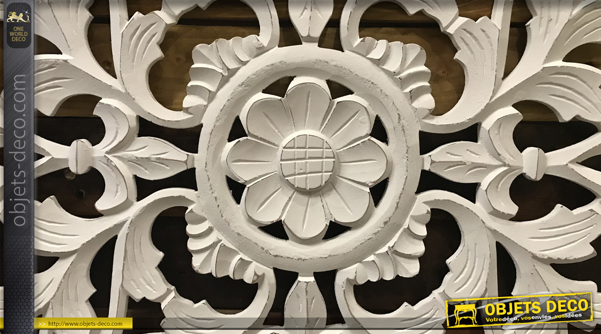 Décoration en bois sculpté de forme carrée, finition blanc ancien avec fleur centrale, 60cm