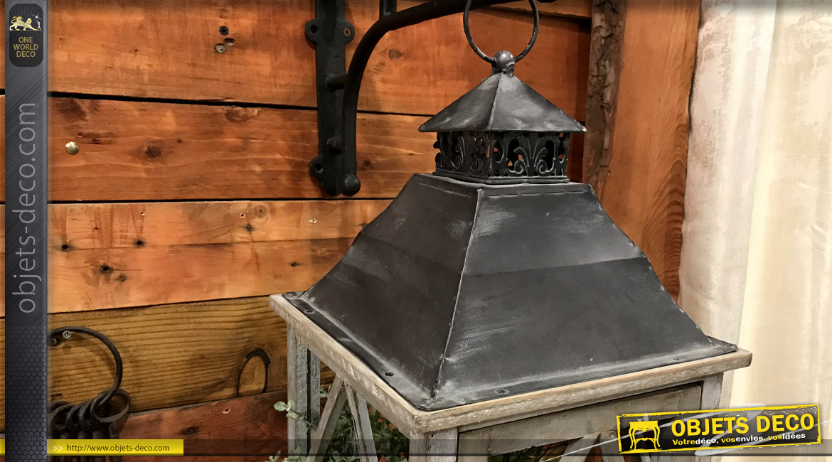 Lanterne décorative à suspendre en bois et chapeau en métal vieilli, ambiance rustique, 57cm
