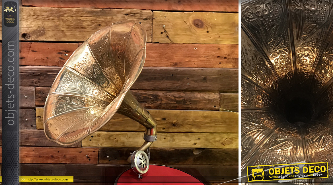 Gramophone en bois finition acajou, grande corne en métal doré laiton, fonctionnel, reproduction des années 30