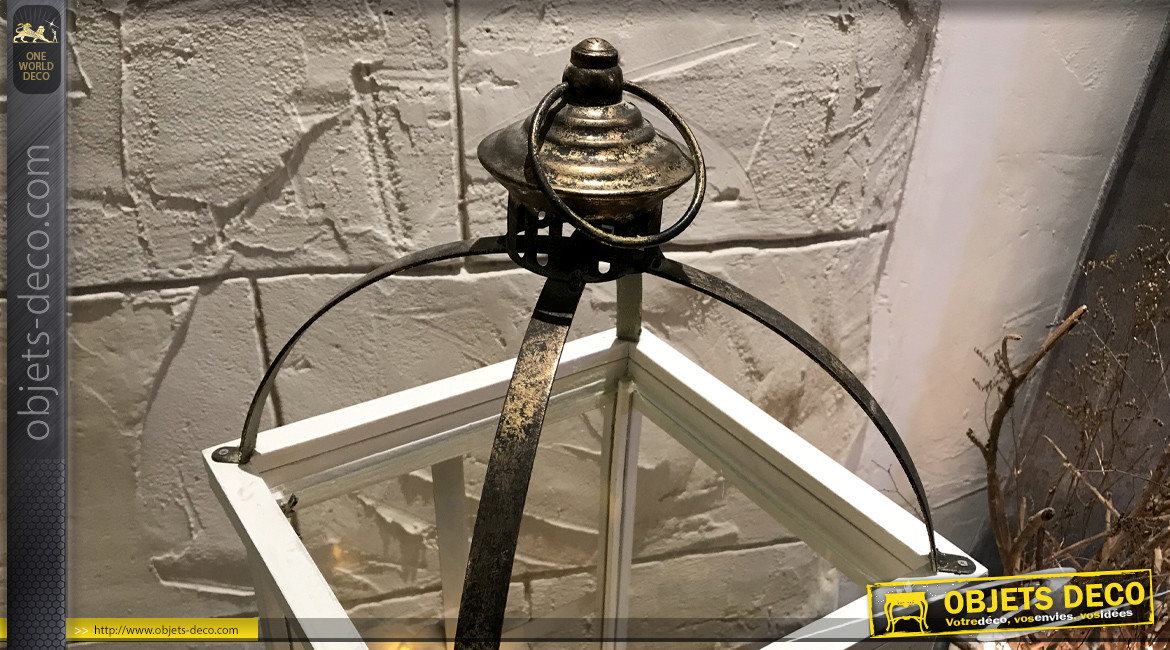 Grande lanterne en bois et métal finition blanc antique, effet voute vieux doré, 67cm