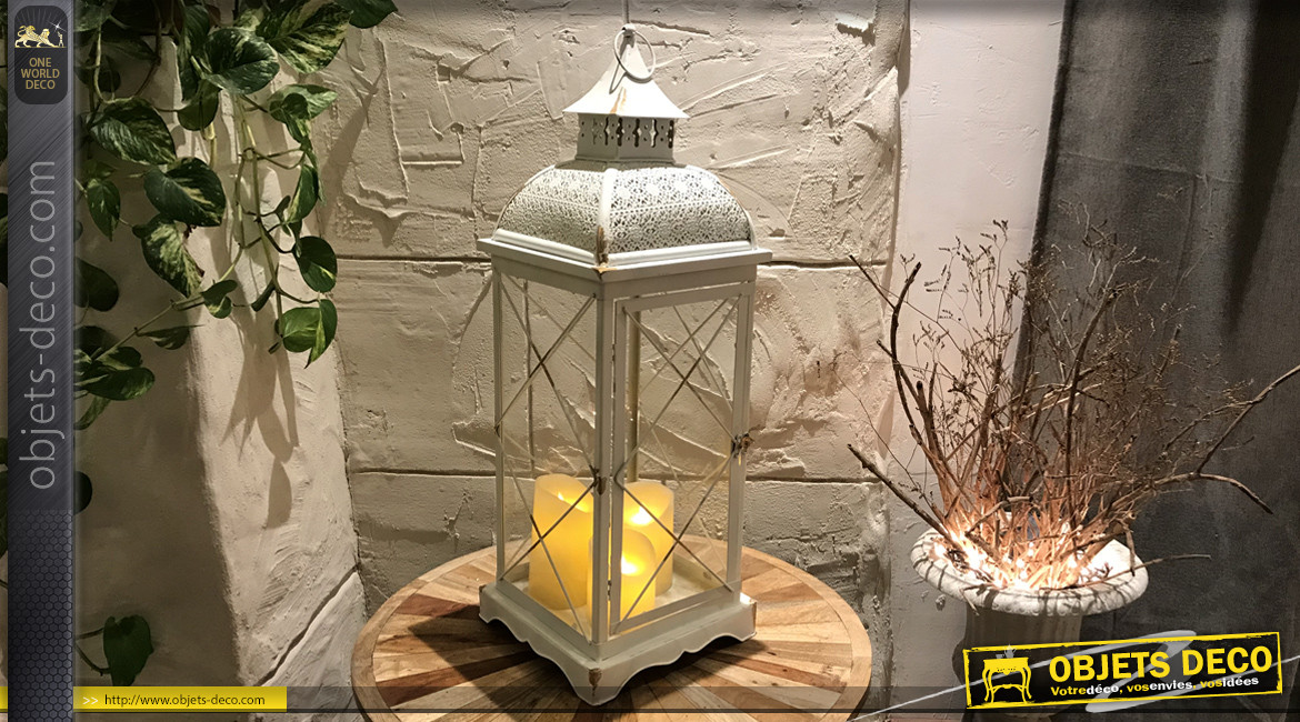 Grande lanterne en métal blanc vieilli et éclats dorés, toit effet fine dentelle, 77cm