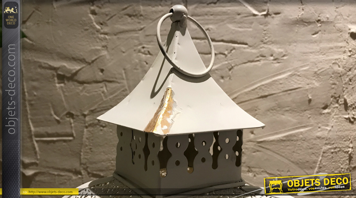Grande lanterne en métal blanc vieilli et éclats dorés, toit effet fine dentelle, 77cm