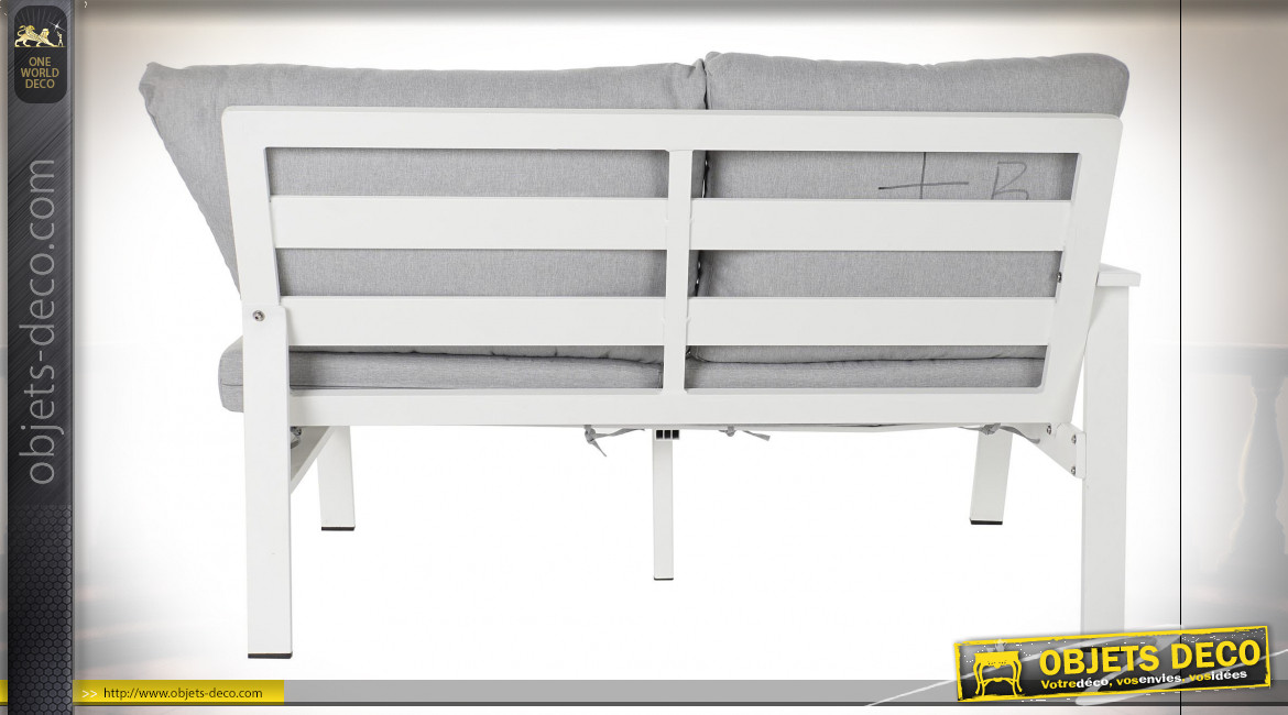 Grand canapé d'extérieur en aluminium et coussins finition gris acier, ambiance moderne, 212cm