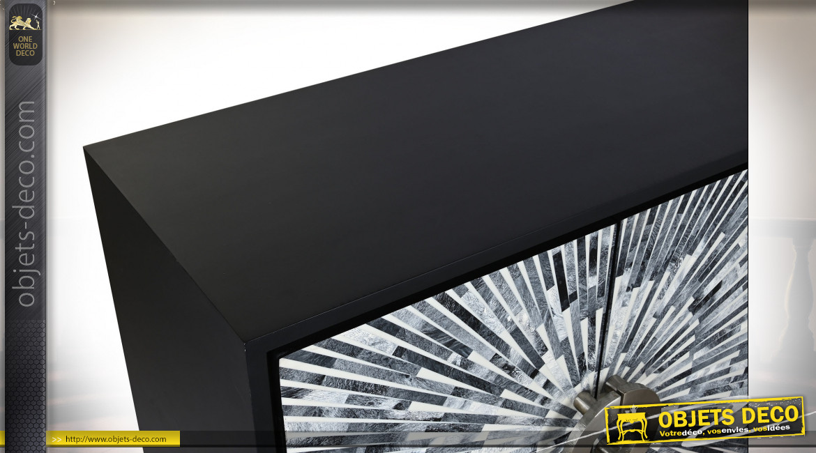 Buffet 4 portes en bois finition noir charbon, motifs géométriques ambiance moderne, 160cm
