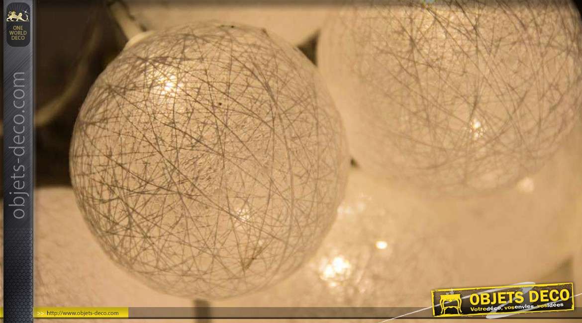 Guirlande 10 boules blanches en coton éclairage LED 150 cm Ø 6 cm