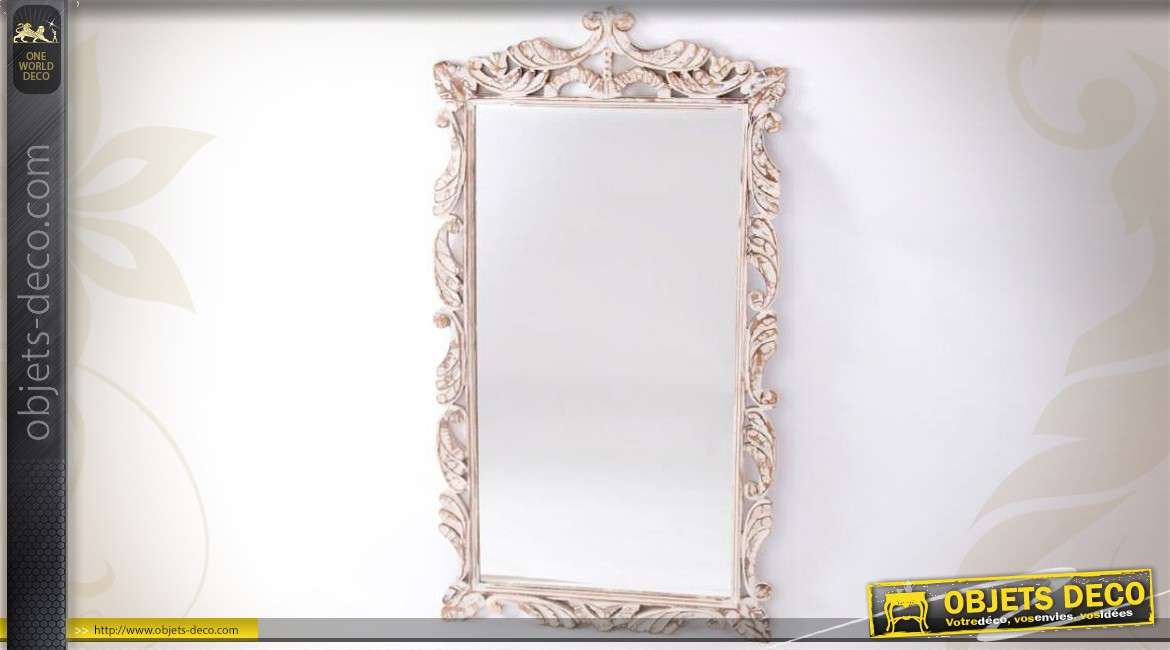 Grand miroir blanc de style baroque en bois sculpté blanchi